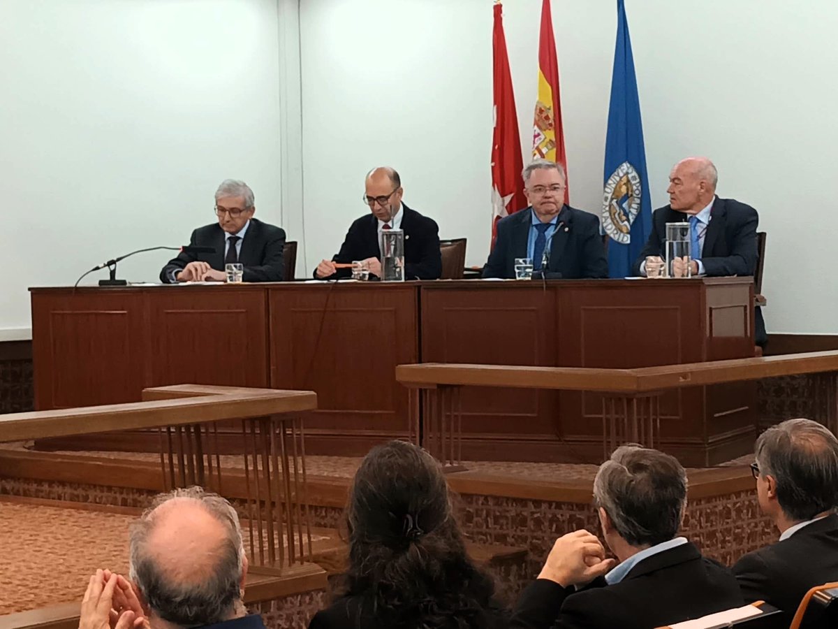 Hoy hemos recordado en un acto el legado de Gregorio Fernández, pionero de la #bioingeniería y la #IA en España, además de cofundador hace 40 años de nuestro Grupo de #SistemasInteligentes. En su memoria, una de las aulas de la escuela ha sido rebautizada con su nombre.