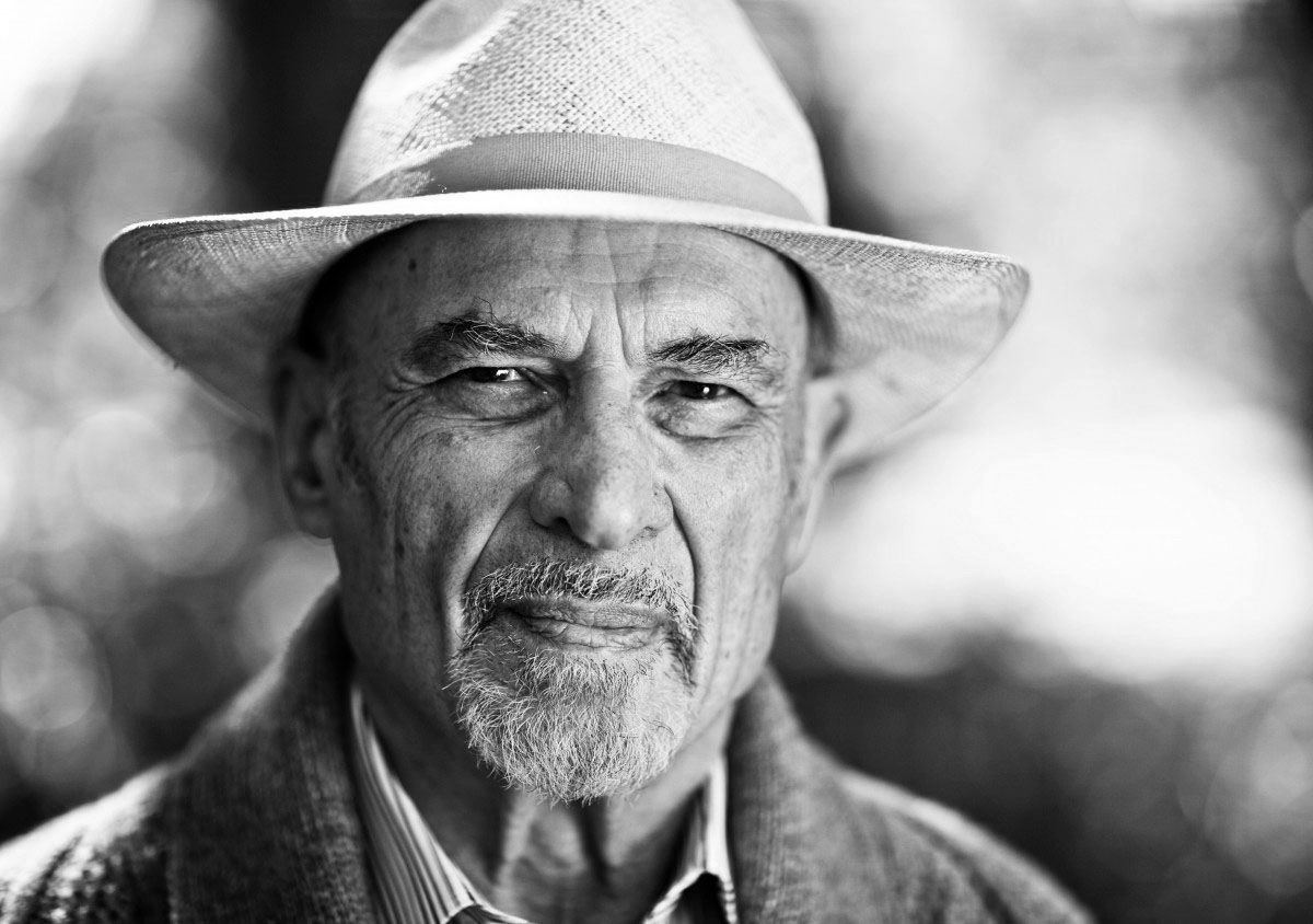 pensador's tweet image. “Odeio quem me rouba a solidão sem em troca me oferecer verdadeira companhia.”

— Irvin D. Yalom