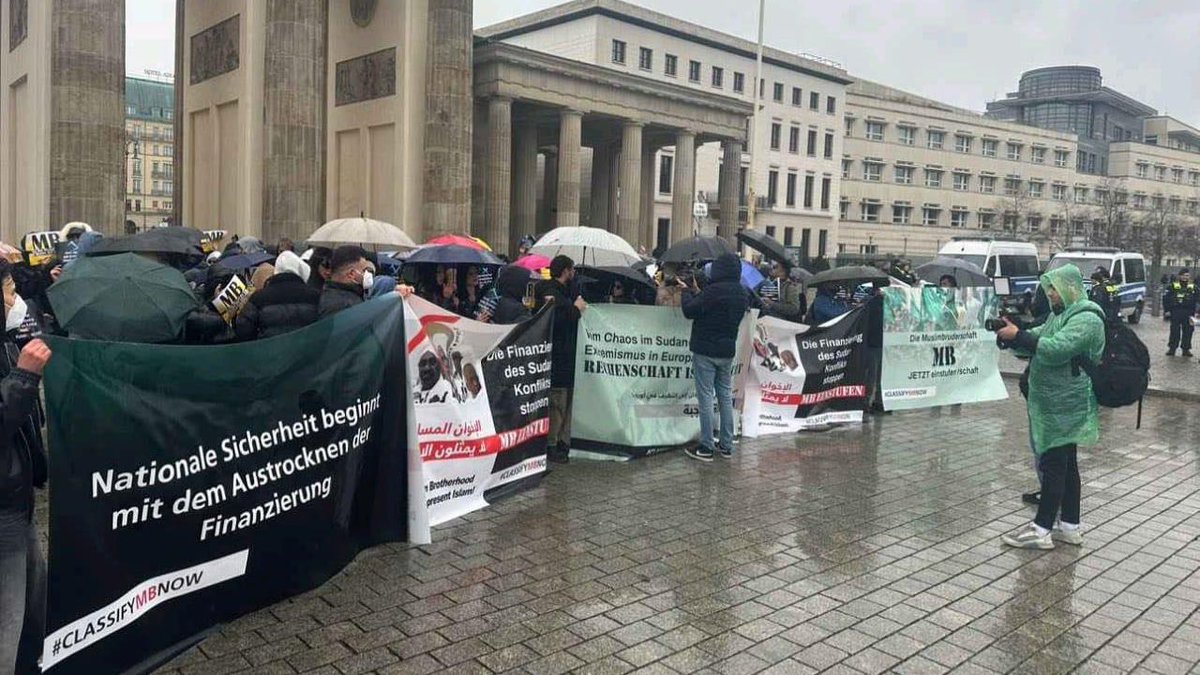 visegrad24's tweet image. Moderate Muslims are speaking up in Europe against the Muslim Brotherhood!

Muslims in Geneva gathered to stand up for European values and for peace, and called for Europe to take decisive action and finally classify the Muslim Brotherhood as a terrorist organization.