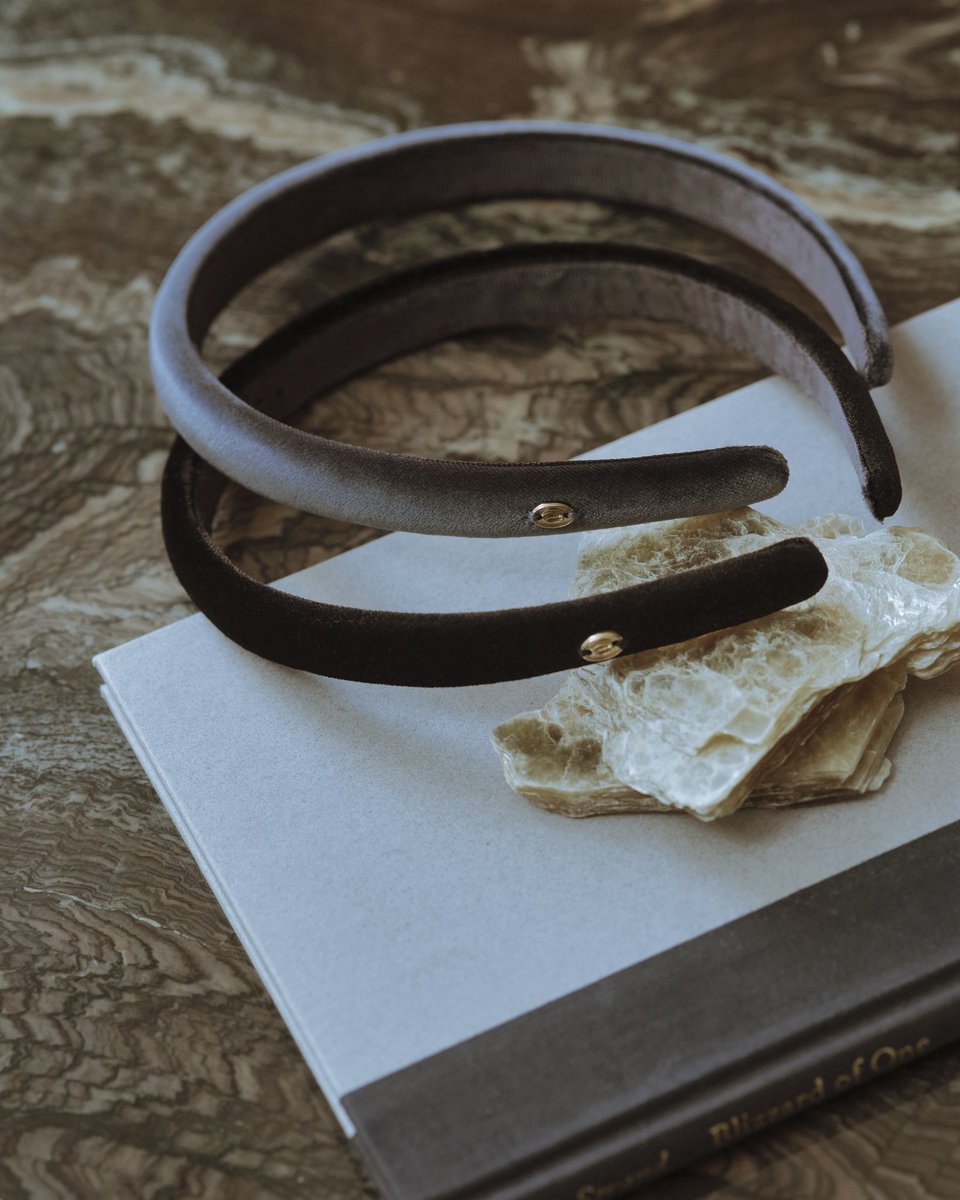 ✔︎Leather bag, Velour accessory
(alphonsemucha.jp/Form/Product/P…)

ベロアカチューシャ
(IVR*/DGRY/BLK/BRW)
¥7,260
*IVR: オンライン限定カラー