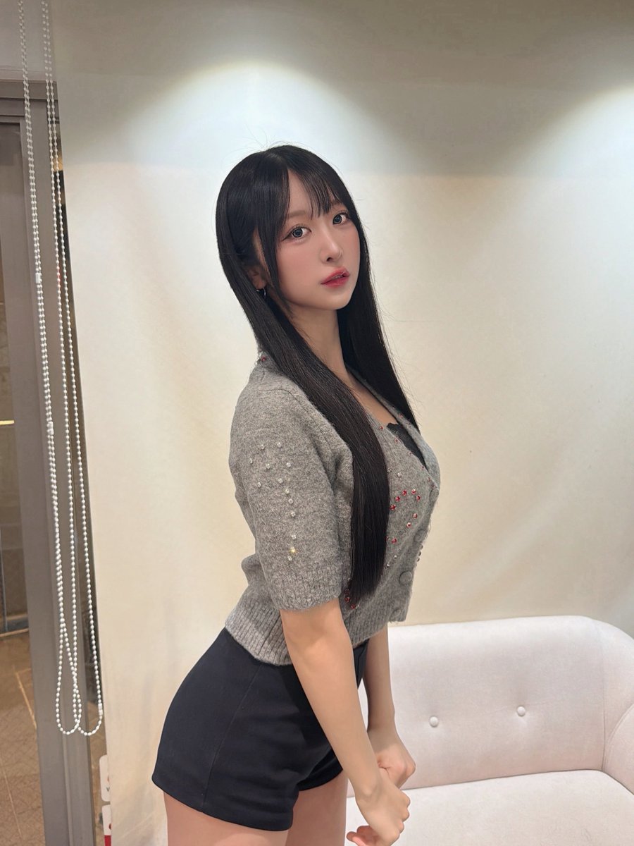 先日 久しぶりに美容室へ✨
元の黒髪っぽく自然に髪色トーンダウンと
カット&amp;トリートメントをお願いしました💇‍♀️

トリートメントのおかげで
ジェットコースター🎢いくつも乗った日も
髪の毛サラッサラで綺麗だった！ https://t.co/CbHQjOe1Ml
