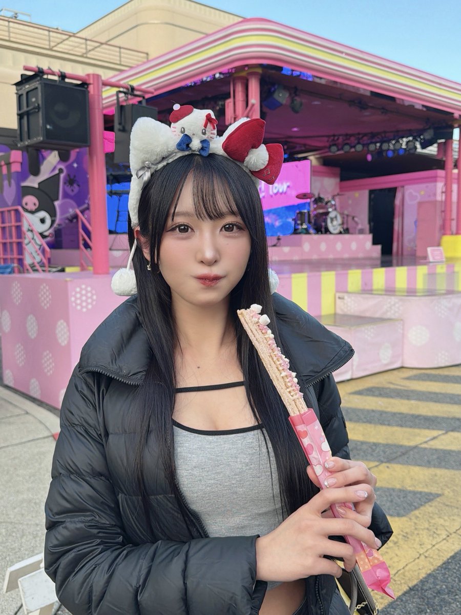 先日 久しぶりに美容室へ✨
元の黒髪っぽく自然に髪色トーンダウンと
カット&amp;トリートメントをお願いしました💇‍♀️

トリートメントのおかげで
ジェットコースター🎢いくつも乗った日も
髪の毛サラッサラで綺麗だった！ https://t.co/CbHQjOe1Ml