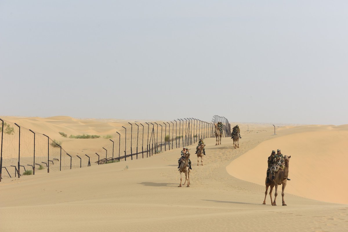 BSF_Rajasthan's tweet image. &quot;𝐓𝐡𝐞 𝐝𝐞𝐬𝐞𝐫𝐭 𝐭𝐞𝐬𝐭𝐬 𝐞𝐯𝐞𝐫𝐲𝐨𝐧𝐞,
𝐃𝐮𝐬𝐭 𝐫𝐢𝐬𝐢𝐧𝐠, 𝐬𝐮𝐧 𝐛𝐮𝐫𝐧𝐢𝐧𝐠,
𝐒𝐤𝐲 𝐬𝐭𝐫𝐞𝐭𝐜𝐡𝐢𝐧𝐠 𝐟𝐨𝐫𝐞𝐯𝐞𝐫.
𝐞𝐝𝐠𝐞 𝐨𝐟 𝐭𝐡𝐞 𝐃𝐮𝐧𝐞𝐬, #𝐁𝐒𝐅 𝐬𝐭𝐚𝐧𝐝 𝐰𝐚𝐭𝐜𝐡𝐟𝐮𝐥,
𝐬𝐭𝐞𝐚𝐝𝐲, 𝐮𝐧𝐛𝐫𝐨𝐤𝐞𝐧.&quot;

#BSFRajasthan 
#FirstLineofDefence