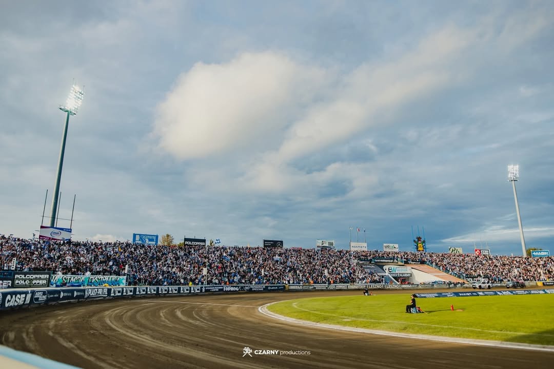 UniaLesznoKS's tweet photo. Gościem dzisiejszego Magazynu Sportowego na antenie Radio Elka będzie wiceprezes Unia Leszno Sportowa S.A. Marek Ślotała! Początek audycji o godzinie 18:15⏰️
#UniaLeszno #PGEEkstraliga #KSUL2025 #Speedway #BullSquad https://t.co/ACCbe06htg