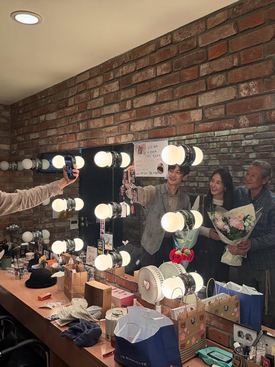 KwonYuriMY's tweet photo. #KWONYURI with senior actor #ParkGeunHyung & her junior aka the only baby boy of #SOSHI, #ChoiMinho 🤭

YURI’s warmth shows in the way she never misses to support all her seniors and juniors in every performance. In YURI I trusted ☺️! I knew she would still attend no matter how busy she is, because that’s just who KWON YURI is 🥰~

#WaitingforWaitingforGodot #연극
#고도를기다리며를기다리며 #최민호 #박근형
#권유리 #소녀시대유리 #소녀시대 #MinYul