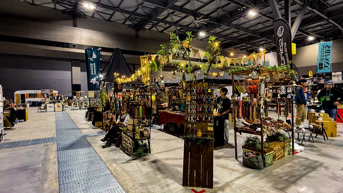 FIELD STYLE 2025 出店、無事に終了しました

<a href="/fieldstyle_/">FIELDSTYLE_ OFFICIAL</a> 

今回も多くの方がSTEPPING STONESのブースに
足を止めてくださり、レザーアイテム、アウトドアグッズを
実際に手に取って感じてもらえたこと
本当に嬉しく思います。

今回は歴代でも一番好きなブース作りでした
<a href="/00YaaYa00/">YaaYa</a>