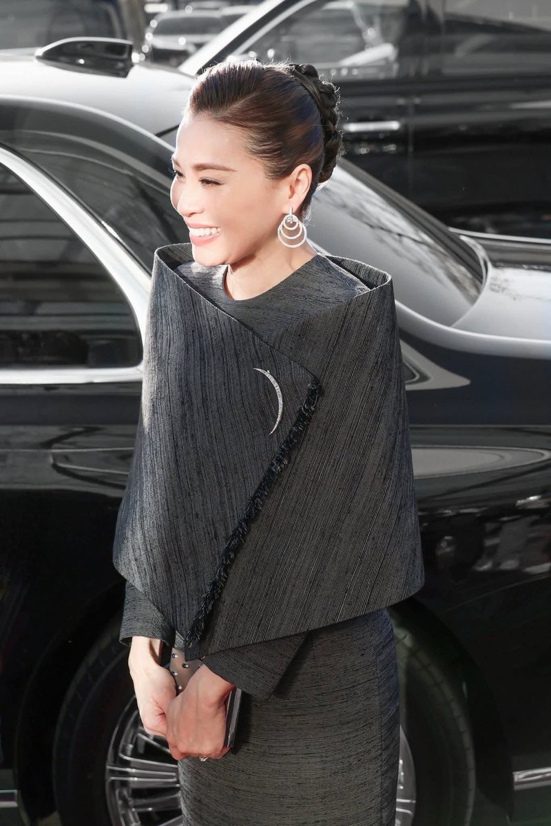 งดงามดุจจันทรา! เปิดรายละเอียด'ไหมเปลือก 6 เส้น' ที่สุดแห่งเส้นใยชั้นนอกสู่ฉลองพระองค์อันวิจิตร