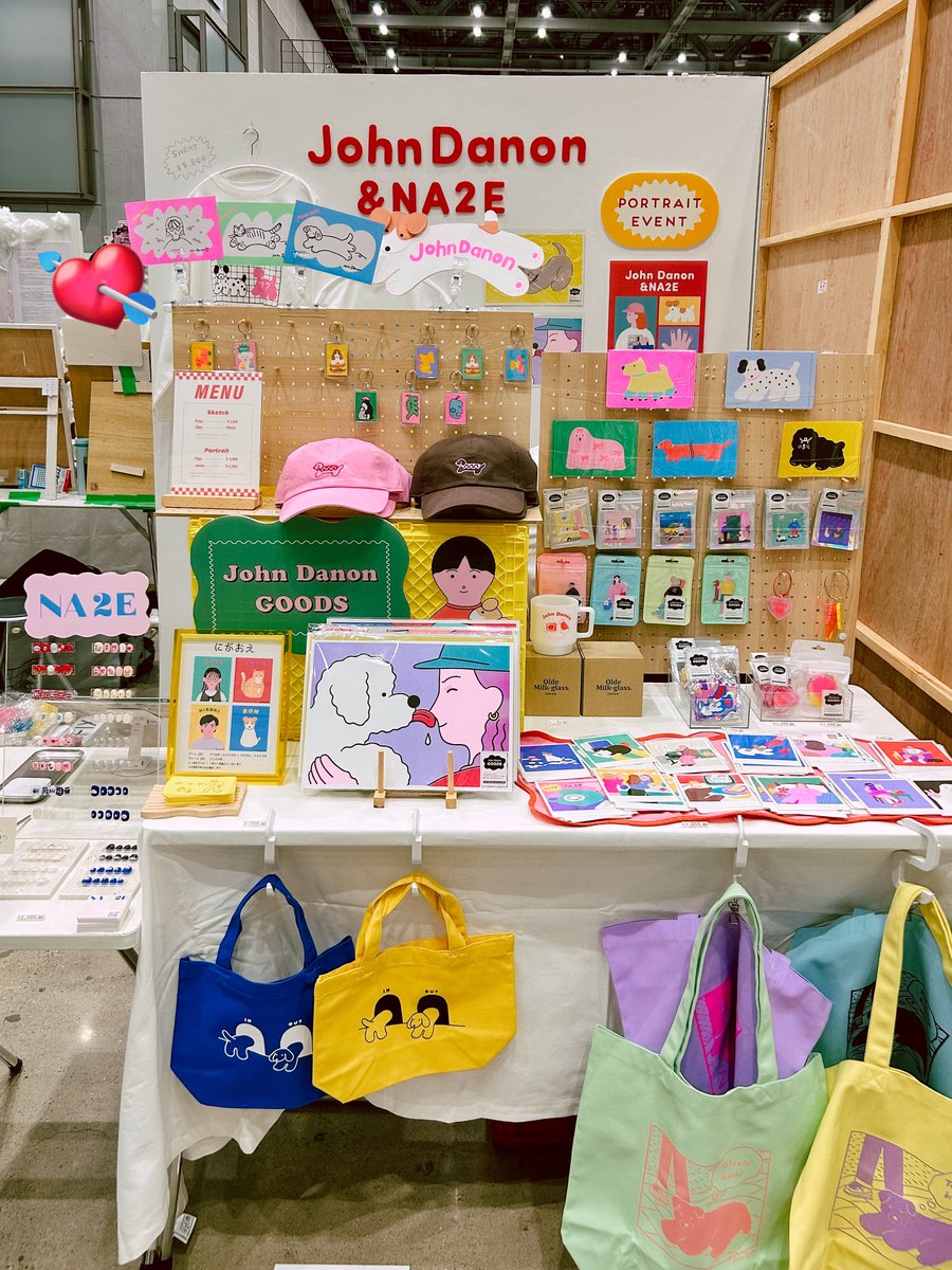 デザフェス2日間ありがとうございました！
本当にたくさんの方にお越しいただきたくさんかわいいと言ってもらえて最&amp;高でした💘
売り切れたキャップは欲しいという声がたくさんあったので、他のグッズも合わせてオンラインショップで販売できるよう準備をがんばります🙇