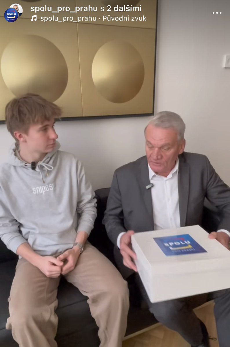 Mít nulový až negativní vztah k veřejné dopravě, a přitom mít v kanclu vystavenou repliku otrubových metroobkladů za 100 000 Kč. To je slušný freestyle. 😀