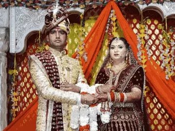 कानपुर के ग्वालटोली थाने में तैनात दरोगा आदित्य कुमार लोचव को झांसा देकर चौथी शादी रचाने वाली लुटेरी दुल्हन दिव्यांशी को पुलिस ने अरेस्ट कर लिया है। लुटेरी दुल्हन के खाते से 8 करोड़ से अधिक की रकम मिली है।

पुलिस सूत्रों के मुताबिक उसने दो बैंक अधिकारियों समेत 12 से अधिक लोगों को