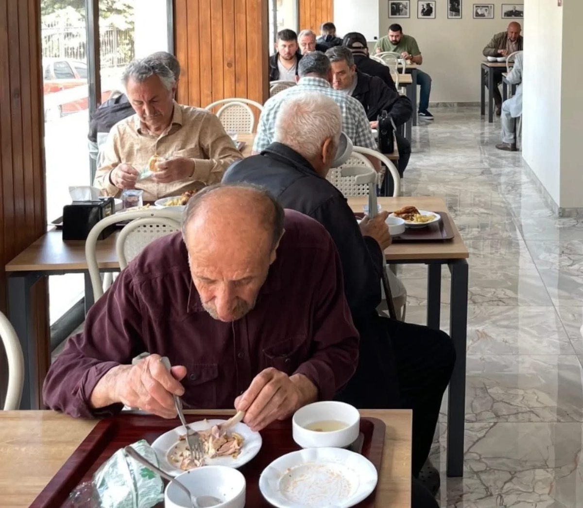 Emeklinin, emekçinin, dar gelirlinin dayanışma sofrası Kent Lokantamızdayız. 🍽️

Yeni Mahalle ve Düz Mahalle’de 2 şubeyle hizmet verdiğimiz Kent Lokantamızda hemşehrilerimizle bir araya gelerek gönüllerimizi ve soframızı paylaştık. 

Hafta içi her gün uygun fiyatlarla sunulan 4