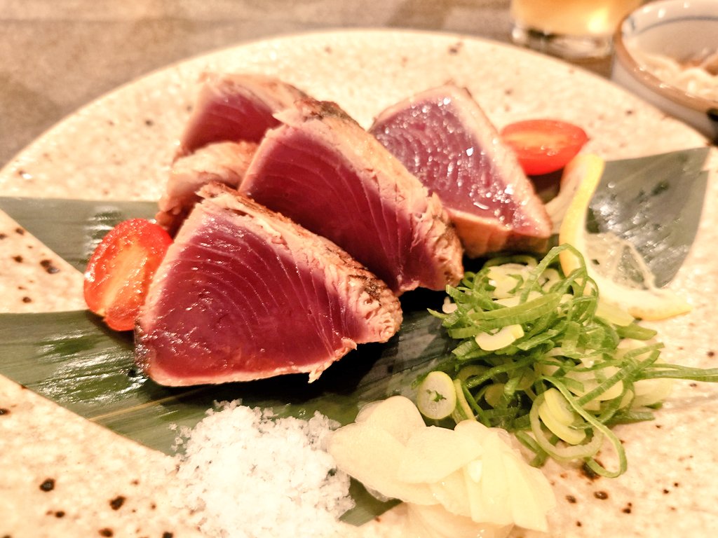 sr_oreo_rabbit1's tweet image. 出張先で夜御飯食べてます🍴

滋賀の地ビール…今日はワインとのハイブリッドビールをチョイス🍺🍷

梅水晶、カツオの塩たたき、幻魚の唐揚げをおかずに白飯かっこみ中🍚
うましうまし！うまうまし！！
#酒場スタンドウオマル #野菜警察
#脂質糖質改方 #タンパク質警察