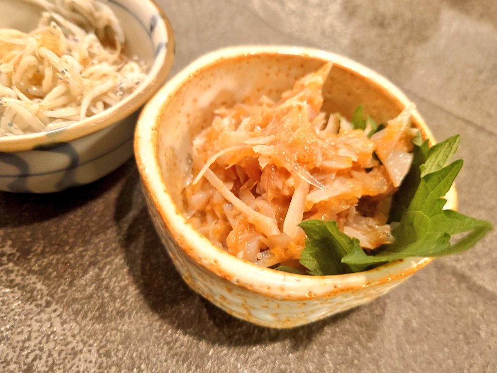 sr_oreo_rabbit1's tweet image. 出張先で夜御飯食べてます🍴

滋賀の地ビール…今日はワインとのハイブリッドビールをチョイス🍺🍷

梅水晶、カツオの塩たたき、幻魚の唐揚げをおかずに白飯かっこみ中🍚
うましうまし！うまうまし！！
#酒場スタンドウオマル #野菜警察
#脂質糖質改方 #タンパク質警察