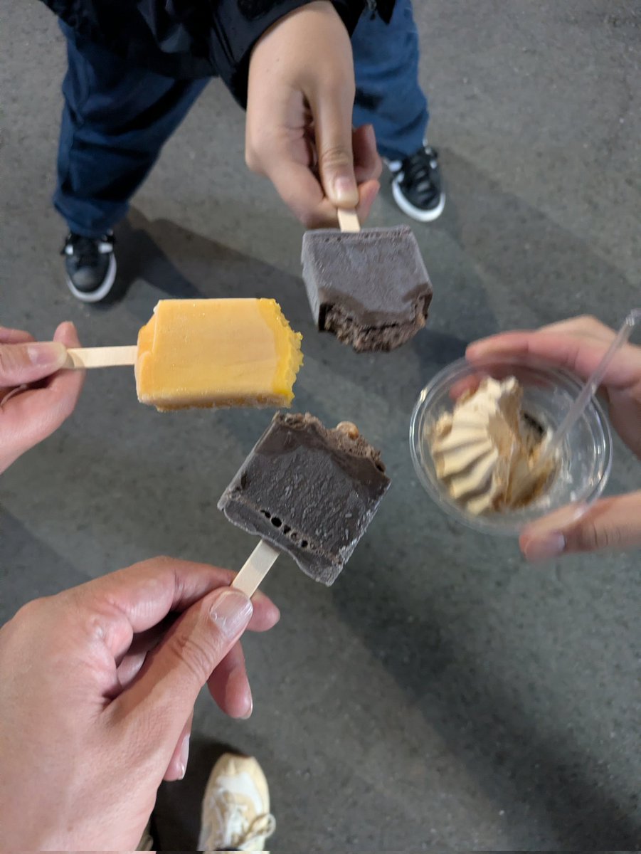 nokokoad's tweet image. 帰り道みんなでアイス食べながら、愛息の19年間を振り返る最幸の時間🥰

旅行、震災、コロナ、病気…
激動の19年間だったけど、話しながら家族みんなでずーーーっと笑ってる😆

19年間を振り返った愛息の感想は、
『しあわせ』✨

アホか…泣かすな🥹