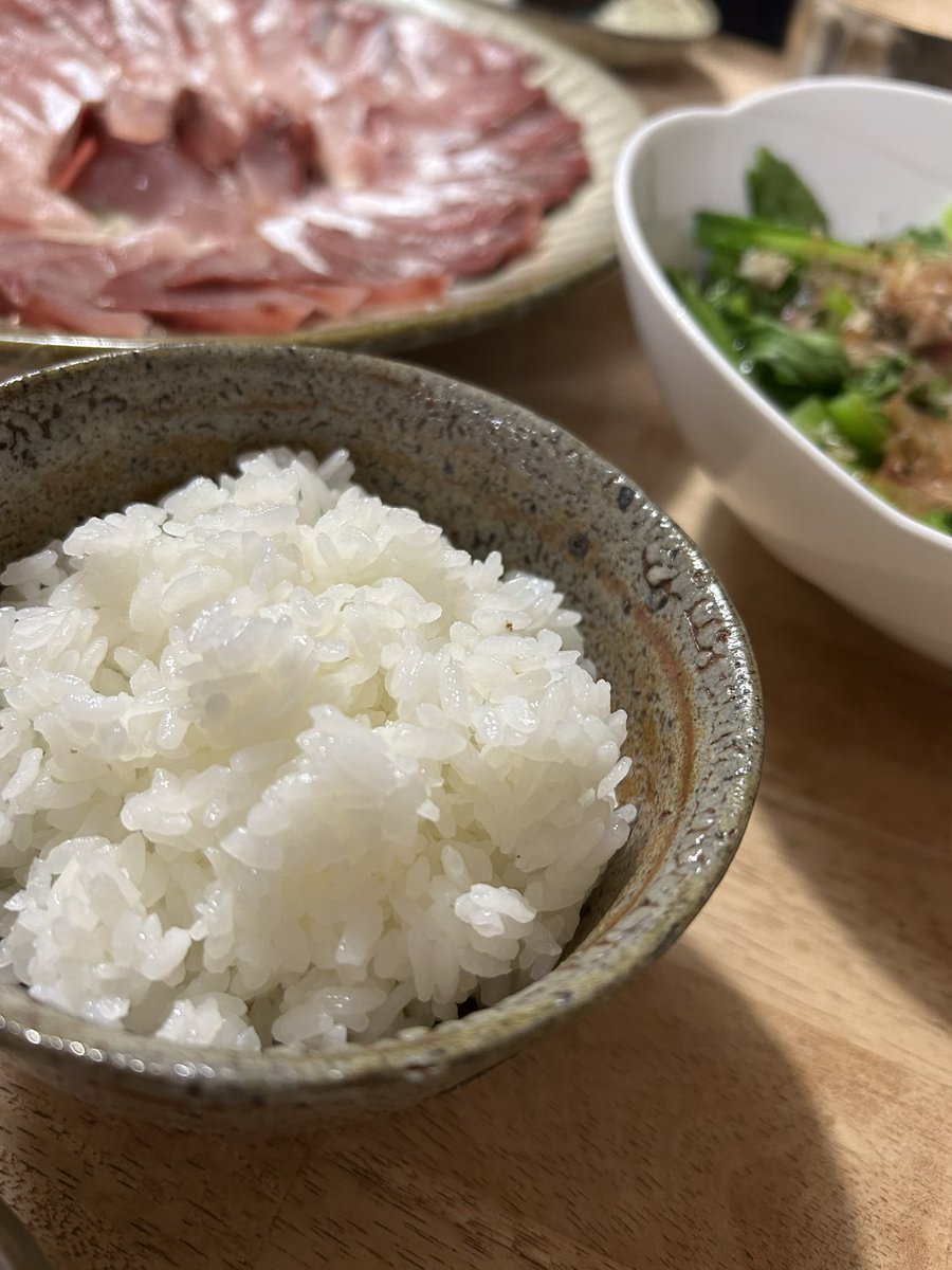 毎年恒例の生徒さんが育てたつやっつやの新米と、第九終わりに頂戴した釣り物のブリで、いただきもの尽くしの食卓。
今夜はコントラクトブリッジにも参加出来て、ひさしぶりの日常です。