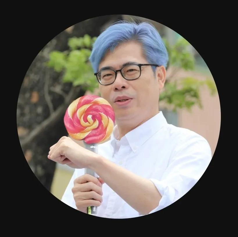 ctzupdates's tweet image. Both the mayor of Kaohsiung and Politician Huang Jie changed their instagram profiles to blue to welcome TWICE &amp;amp; Tzuyu 🥹🫶

#TZUYU #TWICE #쯔위