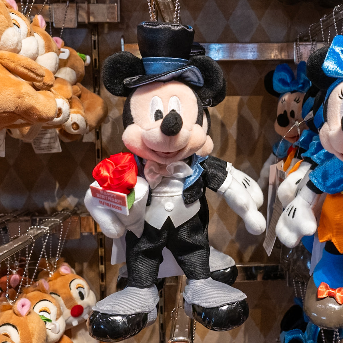 花束を持ったぬいぐるみバッジ！ 東京ディズニーリゾート 2025ミッキー