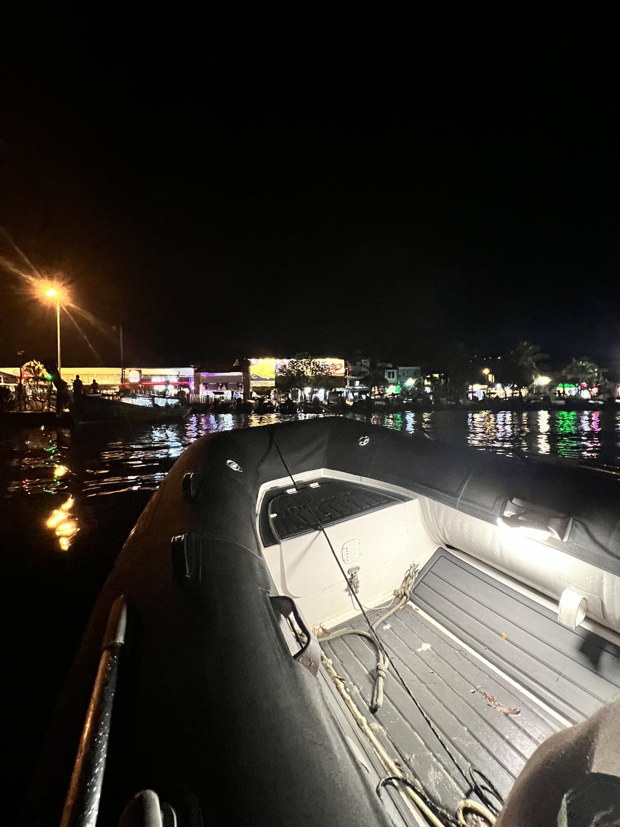 dapipi99's tweet image. 夜间继续登陆热带海岛
这里是激情四射的PhiPhi
这里的恋情散发着浓浓乌托邦味儿