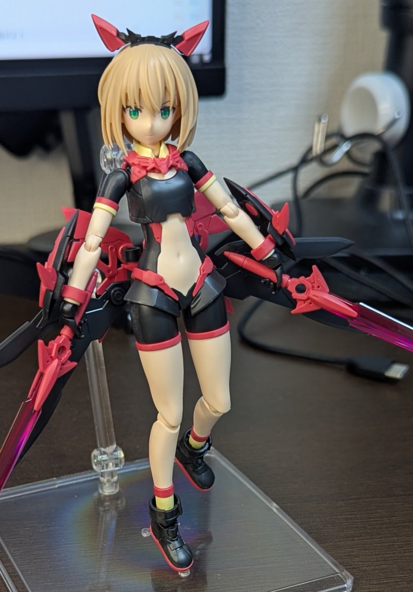 Model_Azumaudo's tweet image. ティアーシャ　ダリアウェアできた。
かなりシンプルな作りだなって。でもクリアパーツの剣はかなりかっこいい。前に作った表情を入れてみた。かなり好戦的な感じに・・・。
フロートユニットとの相性もバッチリ。