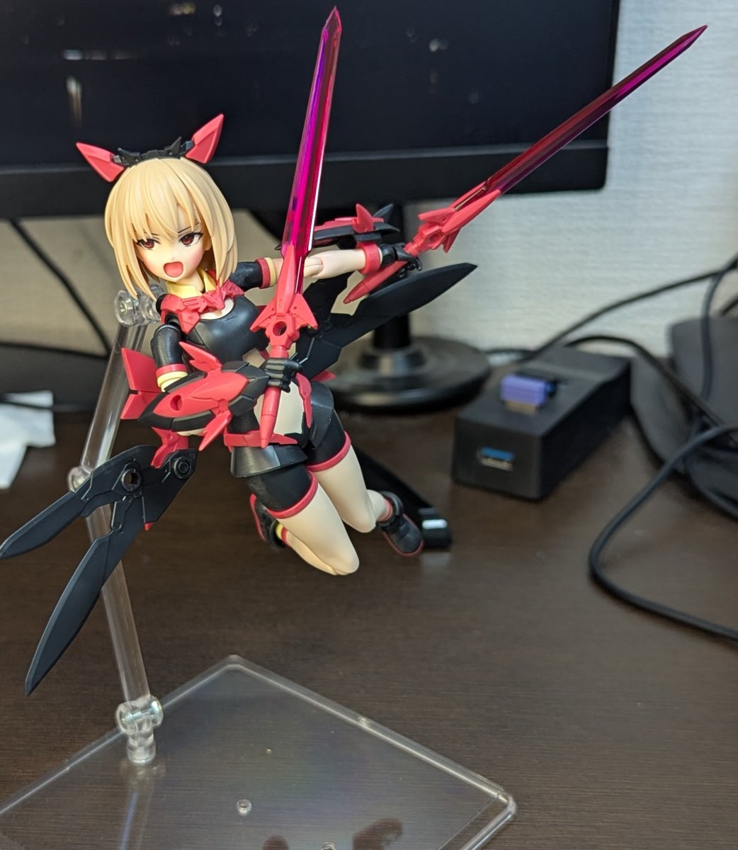 Model_Azumaudo's tweet image. ティアーシャ　ダリアウェアできた。
かなりシンプルな作りだなって。でもクリアパーツの剣はかなりかっこいい。前に作った表情を入れてみた。かなり好戦的な感じに・・・。
フロートユニットとの相性もバッチリ。