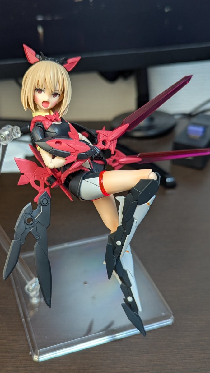 Model_Azumaudo's tweet image. ティアーシャ　ダリアウェアできた。
かなりシンプルな作りだなって。でもクリアパーツの剣はかなりかっこいい。前に作った表情を入れてみた。かなり好戦的な感じに・・・。
フロートユニットとの相性もバッチリ。