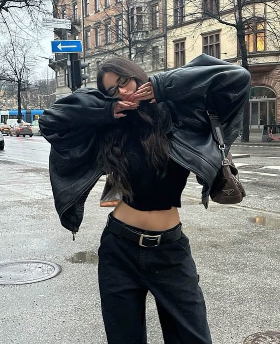 if youre active and don't constantly repost, comment so i can follow you back ♡ 

its hard to keep up sorry (՞ ܸ. .ܸ՞)