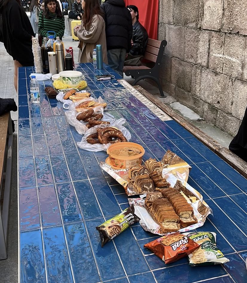 dtcfdayanisma_'s tweet image. Sosyalleşmek için para harcamak zorunda değiliz! 
Bugün Dil-Tarih öğrencileri olarak fakültemizde harçlıklarımıza göz diken sermayedarlara karşı sıra arkadaşlarımızla birlikte üretip birlikte tükettik.