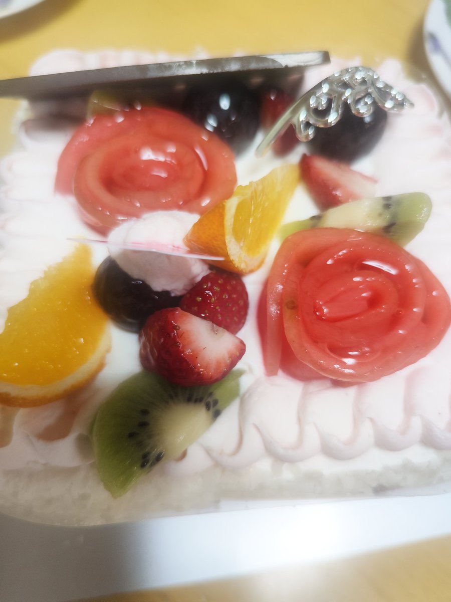 バラの花（リンゴのコンポートかな）がわたしにはトマトやスモークサーモンに見えるのだけどと伝えたら昨日18歳になったばかりの人が笑ってた。
自分のくだらない呟きやヘンテコリンの音楽をいつもいいねと伝えてくれてありがとう🌹