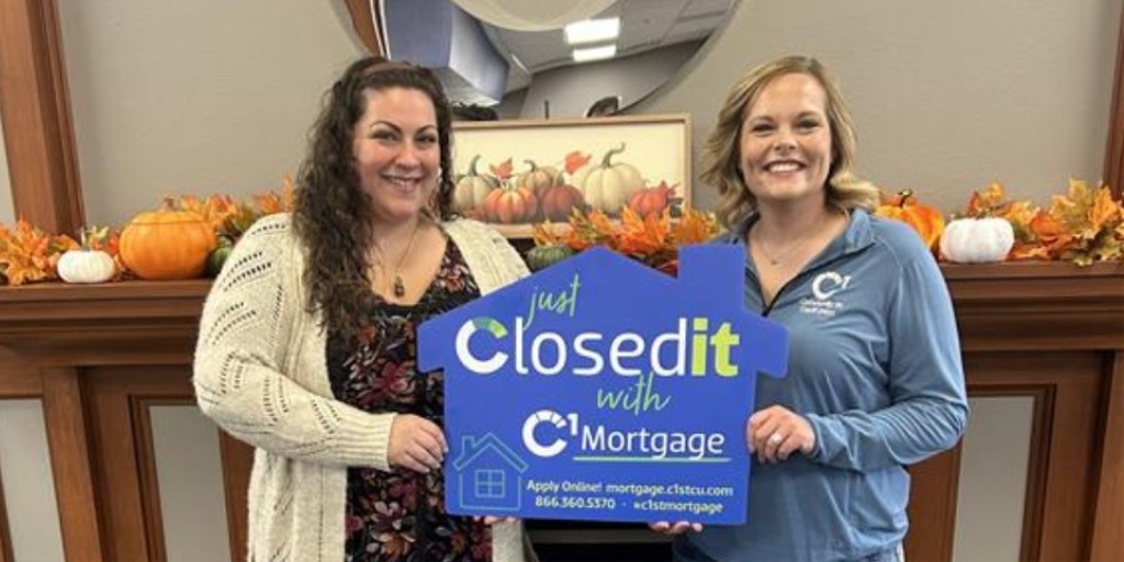 Community1stCU's tweet image. Stephanie can now call herself a first-time homebuyer! 🏡 C1st Mortgage Originator, Brittney Thelen, teamed up with Allyson with Hawkeye Farm Management &amp;amp; Real Estate, to make Stephanie&apos;s dream of owning a home a reality!
c1stcreditunion.com/mortgage
#C1stMortgage #ClosedIt