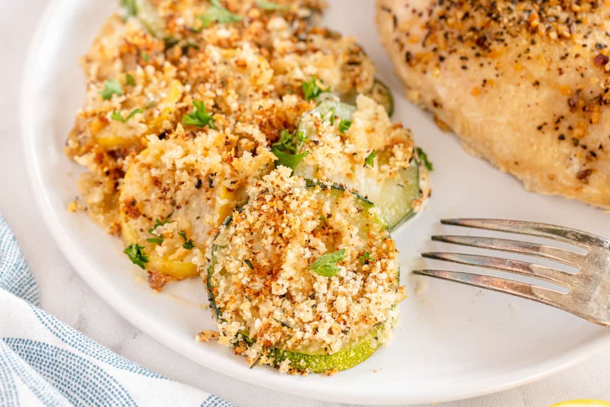 kyleecooks's tweet image. A very easy side, this Squash Casserole (au Gratin style) comes together quickly while you cook other things! Decadent, creamy and garlicky - this will be the star of any dinner!  #sides #garlic #thyme #squash #augratin kyleecooks.com/garlic-thyme-s…