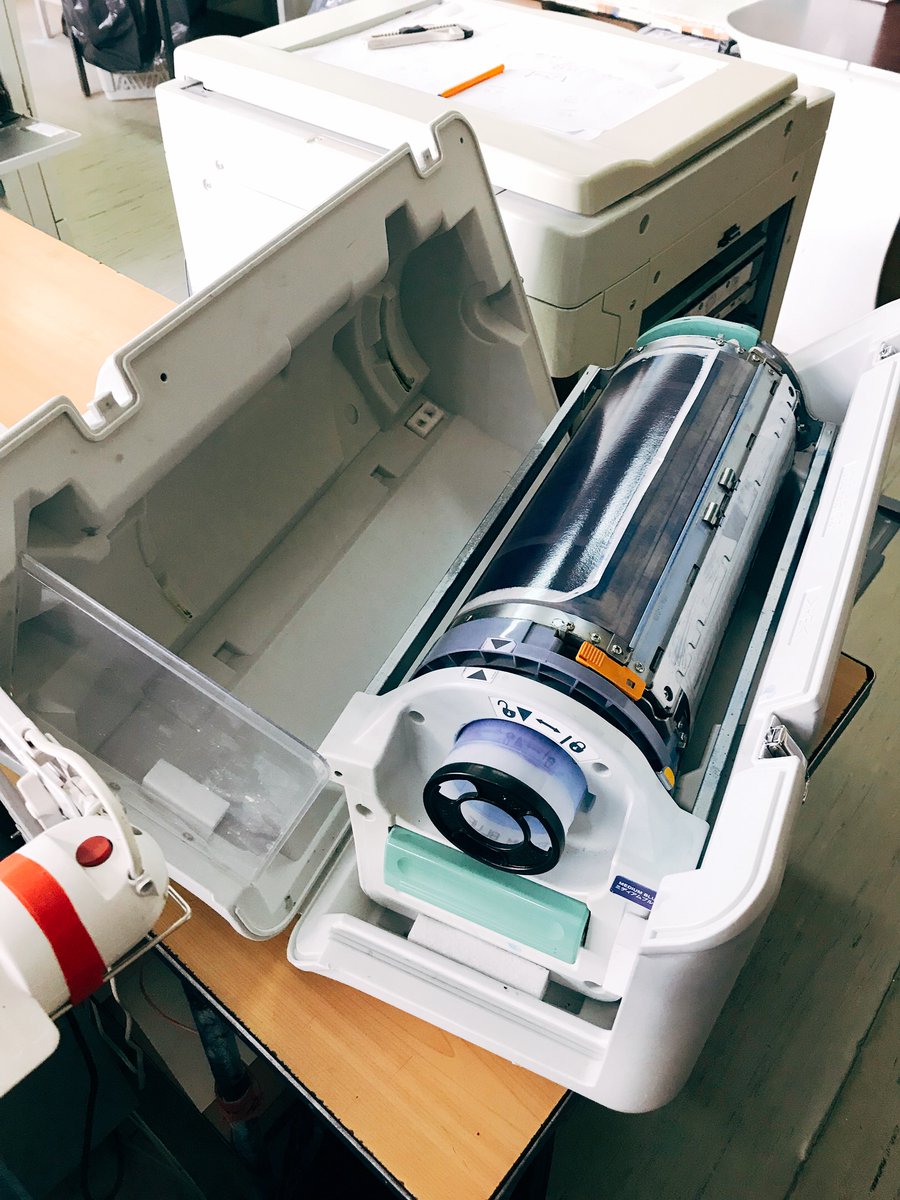 KateKras_'s tweet image. 4. Load the color drum. Each drum holds a soy-based ink of one color - like the black one in the photo. One drum = one color. As it spins, it presses the ink through the stencil onto the paper. Every drum is stored in its own case.