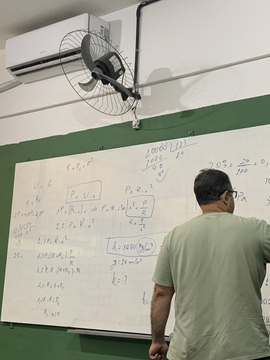 Dyerk_'s tweet photo. Se até meu professor de física tava confuso com a questão da própria matéria dele KKKK quem dirá eu 🤡 https://t.co/qb66i7E8r6
