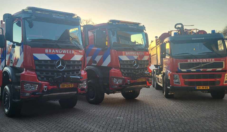 Vandaag was het zover! Miranda de Leeuw, afdelingshoofd Repressie, nam de sleutels van onze gloednieuwe schuimblusvoertuigen in ontvangst. Dit gebeurde na een gezamenlijke aanbesteding met Veiligheidsregio Limburg-Noord.