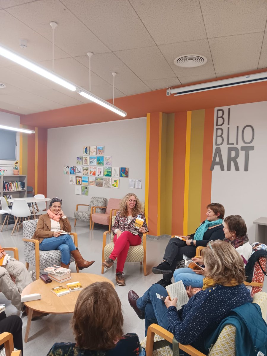 BiblioSentmenat's tweet image. 📢Cada dilluns 🕖a les 19h #lecturaenveualta . Grup d&apos;adults

 A les #biblioteques compartim #lectures i estones de vida  📚📖 #Biblioteca de #Sentmenat #BibliotecadeSentmenat