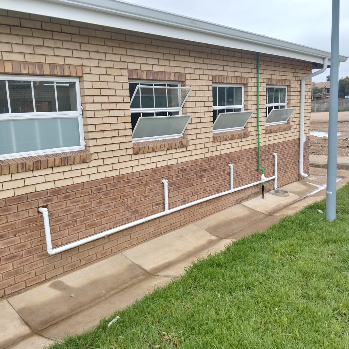 GPDID's tweet image. 📍Springs Regional Office Team visited WK Du Plessis Primary School in Geduld, Springs as part of driving the Turnaround Strategy. The A-Team conducted a site inspection to monitor progress and fast-track service delivery. 🏗️📊
1/3