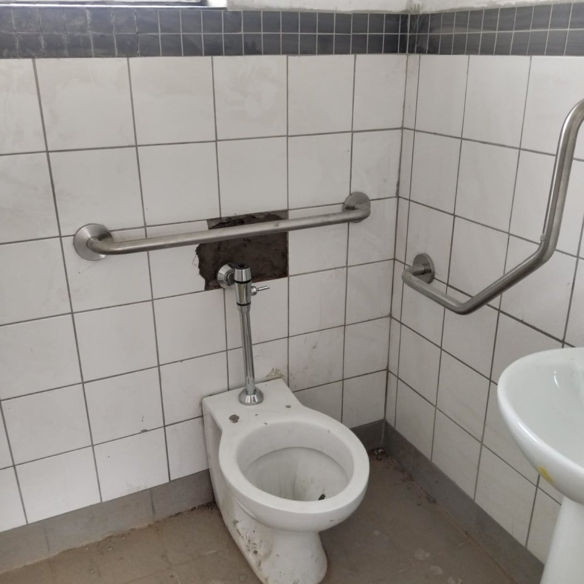 GPDID's tweet image. 📍Springs Regional Office Team visited WK Du Plessis Primary School in Geduld, Springs as part of driving the Turnaround Strategy. The A-Team conducted a site inspection to monitor progress and fast-track service delivery. 🏗️📊
1/3