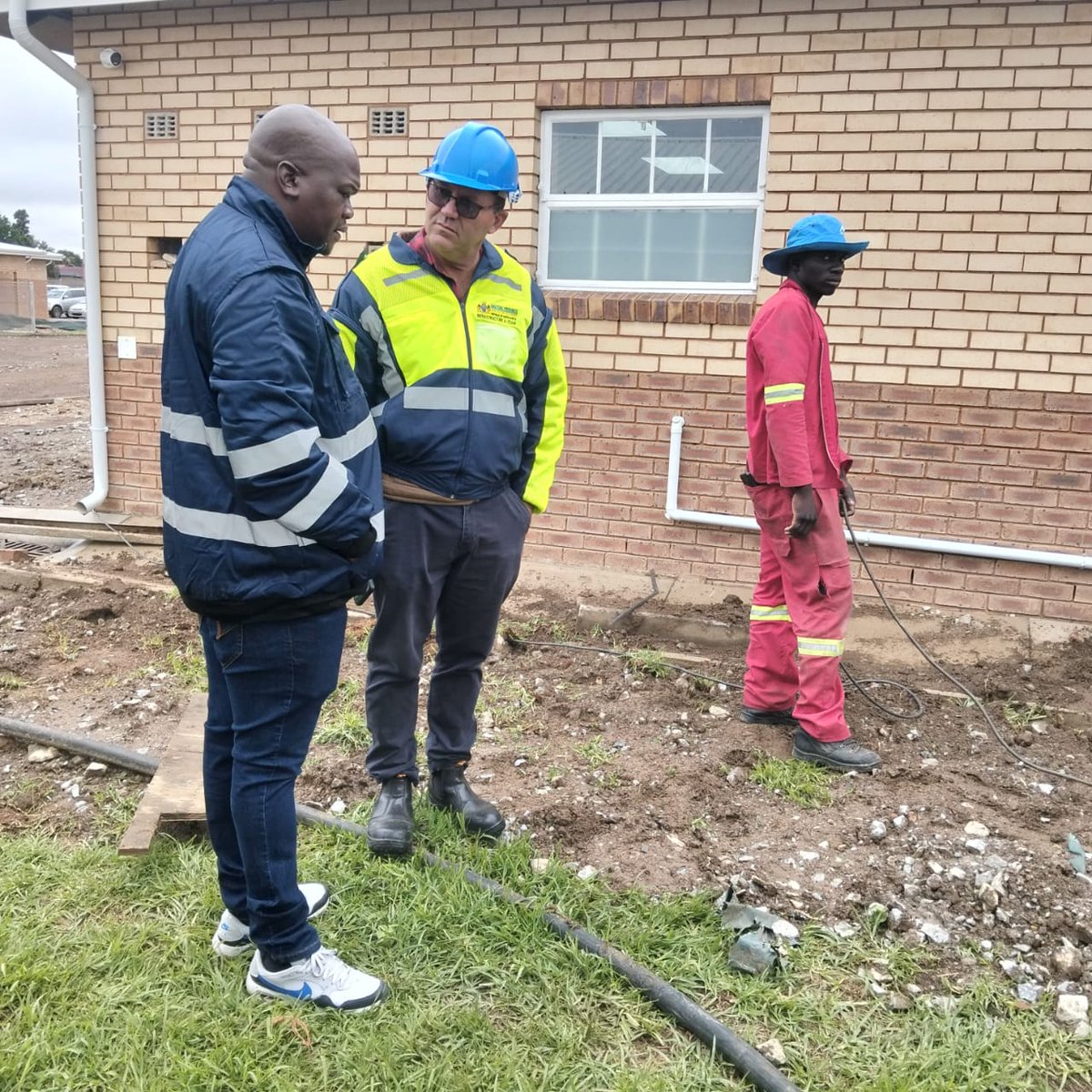GPDID's tweet image. 📍Springs Regional Office Team visited WK Du Plessis Primary School in Geduld, Springs as part of driving the Turnaround Strategy. The A-Team conducted a site inspection to monitor progress and fast-track service delivery. 🏗️📊
1/3
