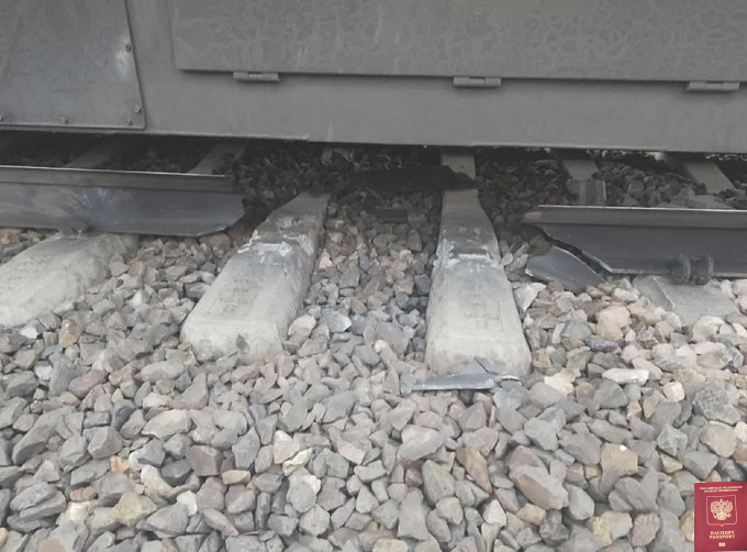 coolfonpl's tweet image. Na pewno widzieliście to zdjęcie z miejsca sabotażu, ale pewnie nie zauważyliście pewnego szczegółu w prawym dolnym rogu. 🧐