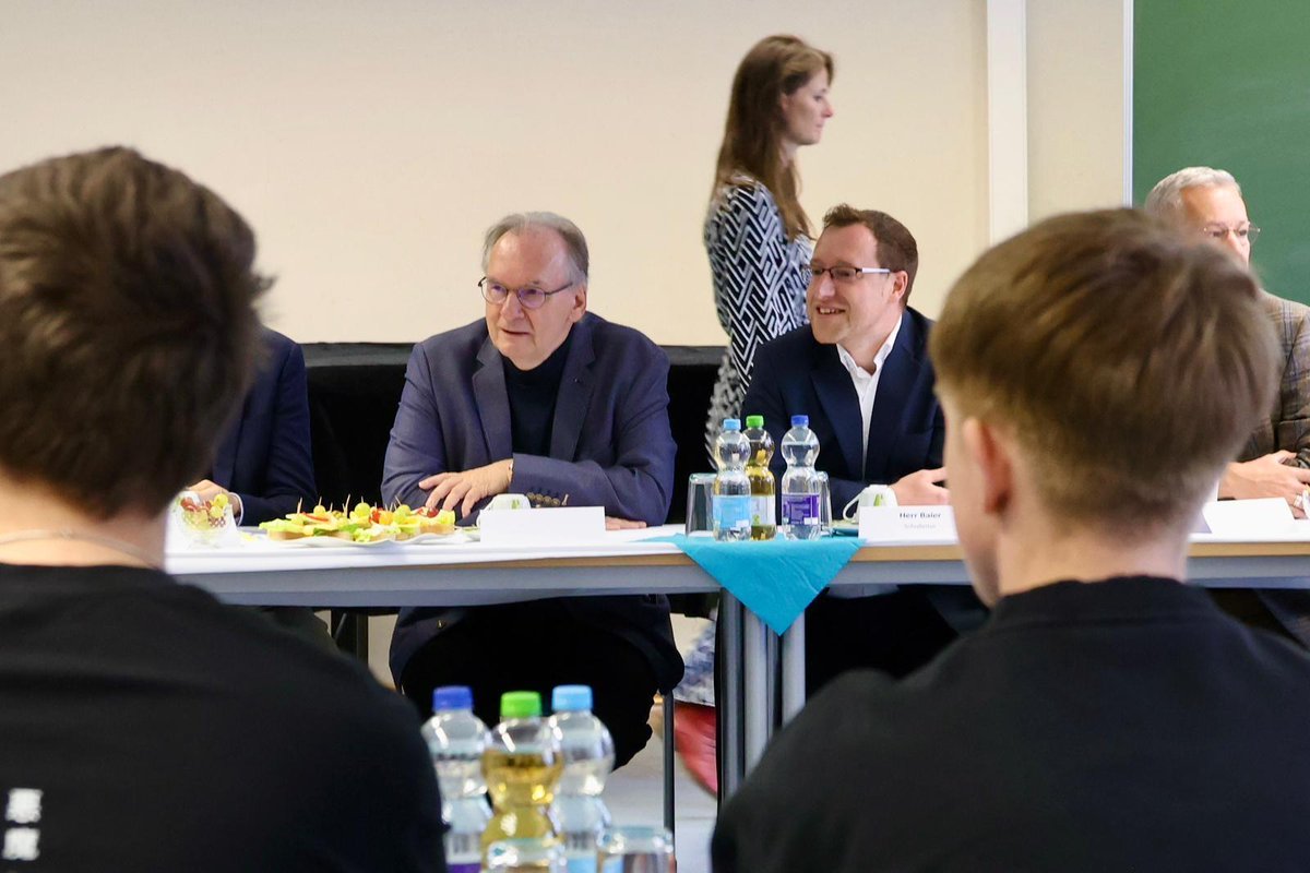 MP <a href="/reinerhaseloff/">Dr. Reiner Haseloff</a> auf #Schultour: Am Gymnasium #Landsberg spricht er mit Schülern, Lehrkräften &amp; Elternvertretern, schaut im Greenscreen-Studio der Technik-AG vorbei &amp; nimmt an Bio- &amp; Physikstunden teil. 762 Schüler, 60 Lehrkräfte &amp; 6 Anwärter prägen den Schulalltag.