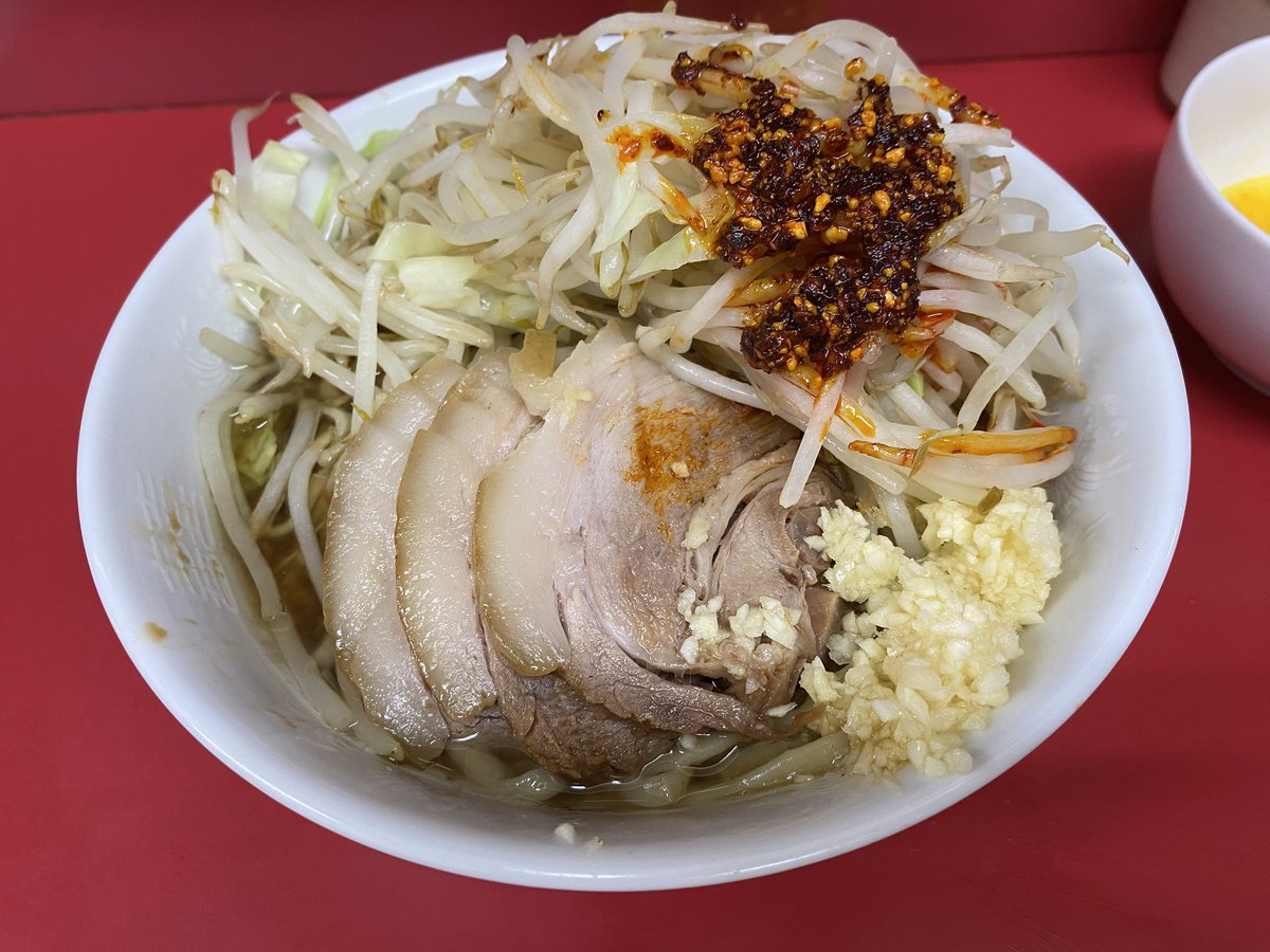 Torabus83's tweet photo. ラーメン二郎　千住大橋駅前店

小豚ラーメン
トッピング生卵
ヤサイ・ニンニク・辣油

健康診断後の自分へのご褒美😋 https://t.co/B1G2uWabzV