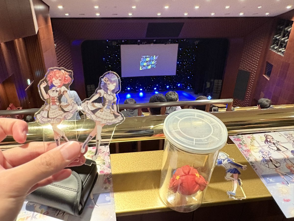 Hikari39_Miku's tweet photo. 日本離脱、ありがとう!
短い旅だったけど、ユメステのライブで声優さんたちを見て、DJでみんなとはっしゃいで、志村真白様にサインまでいただいて、最高の思い出ができて、マジで泣きたいくらい嬉しかった!
一回参加したら絶対また行きたくなるよ
また1月に会おう!
(1/3)
#WDS_SWL
#WDS_DJ https://t.co/8PVkX1L8bY