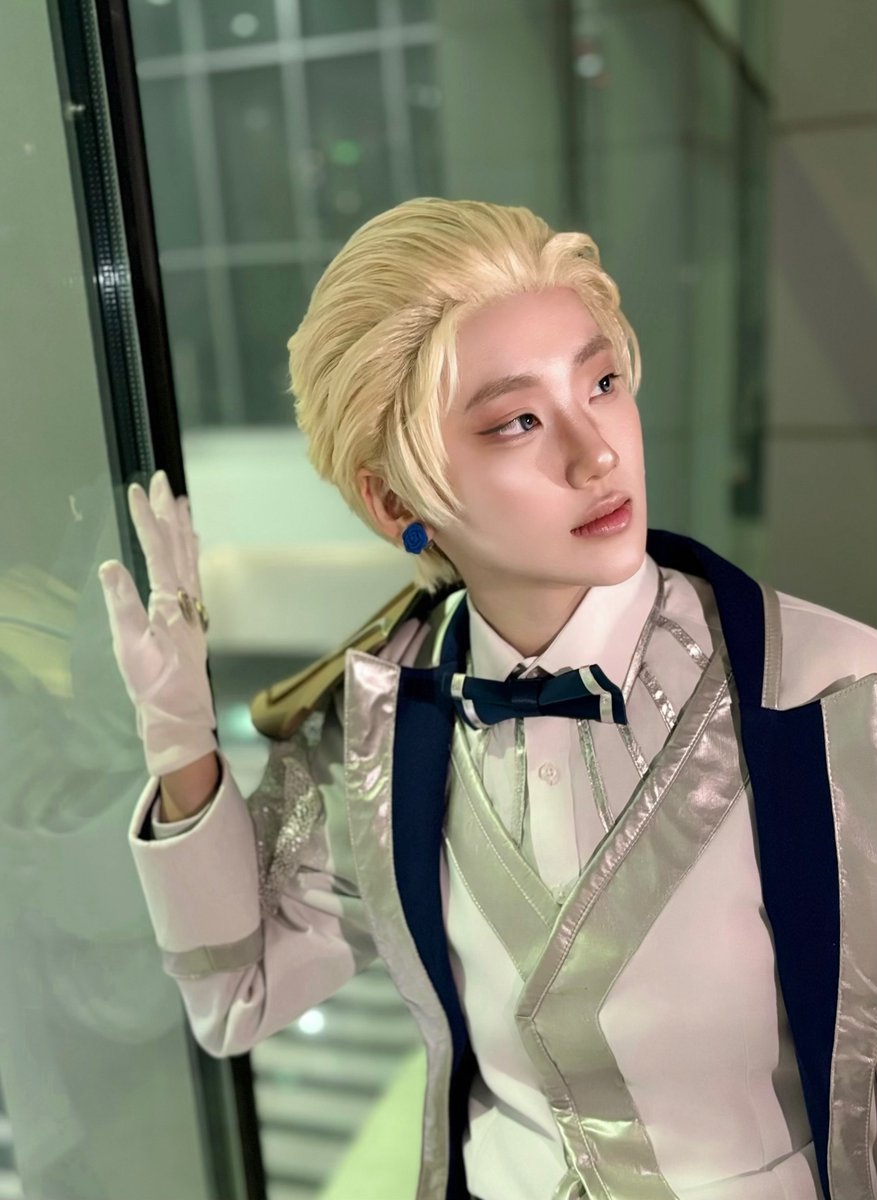 #지스타_후기 🥁
지스타 토요일에 수정장미🌹 팀코
이즈리얼로 다녀왔습니다!

처음하는 게임코스 꼬옥 롤로 하고 싶었어요 키키 근데 이제 불미스러운 완깐머리가 곁들여진..

오랜만에 남부권 칭구들 많이 만나서 반가웠고 부스도 알차게 구경하다 갑니다😌💙