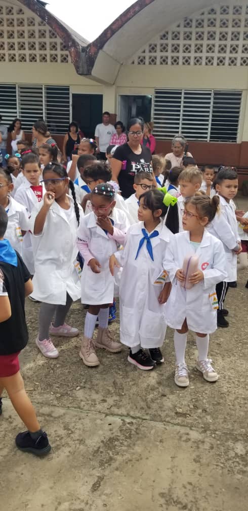 YiselFresneda's tweet photo. #EducaciónMayabeque #CubaMined Hoy 17 de noviembre celebramos el "Día Internacional del estudiantes"  ¡Muchísimas felicidades para todos los estudiantes!#JuntosPorMayabeque #100AñosConFidel @DiazCanelB @DrRobertoMOjeda @edelso_ramos @ManuelAgui21532 @EducaMaya @BequeMaya https://t.co/FCWuzzVHoy