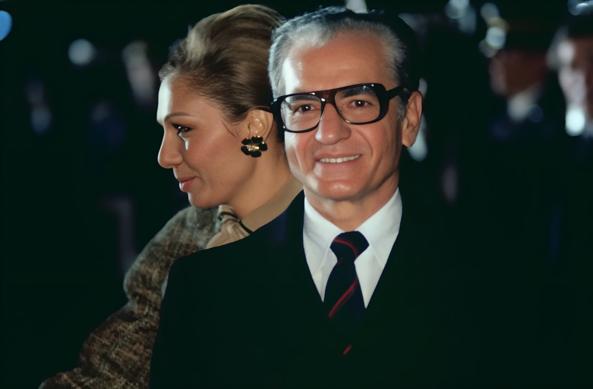 alichi1992's tweet image. حتی پیامبر ها هم قوم خودشون رو نفرین میکردن اما شاهنشاه آریامهر در پایان کتاب پاسخ به تاریخ گفتن:

پروردگار توانا، حافظ و نگهبان ایران و ایرانیان باشد....
#زنده_و_جاوید_باد_سلسله_پهلوی 
#گارد_جا‌ویدان_ایران