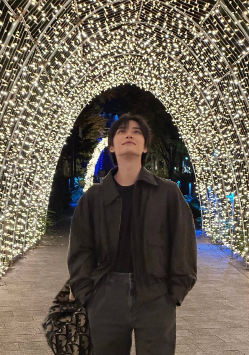L0VELYBEOMIE's tweet photo. i love him so much 😭😭😭 https://t.co/aUtpW4DMM7