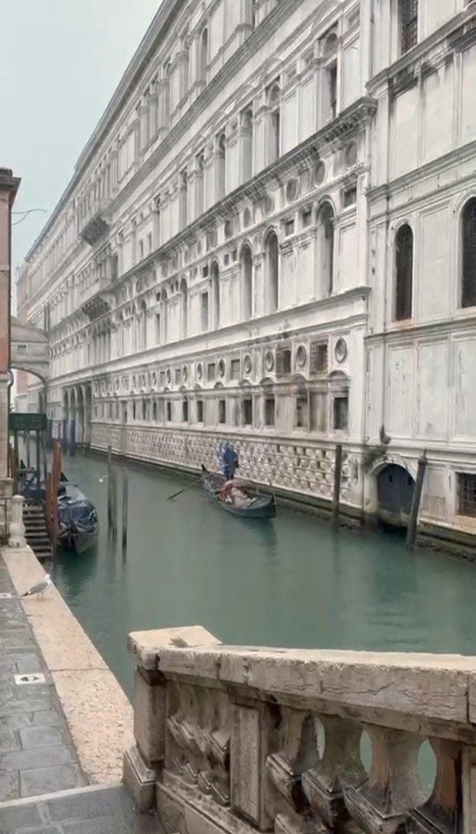Certo scende una pioggia leggera, ma farsi il Rio di Palazzo in gondola in totale solitudine è roba da guiness