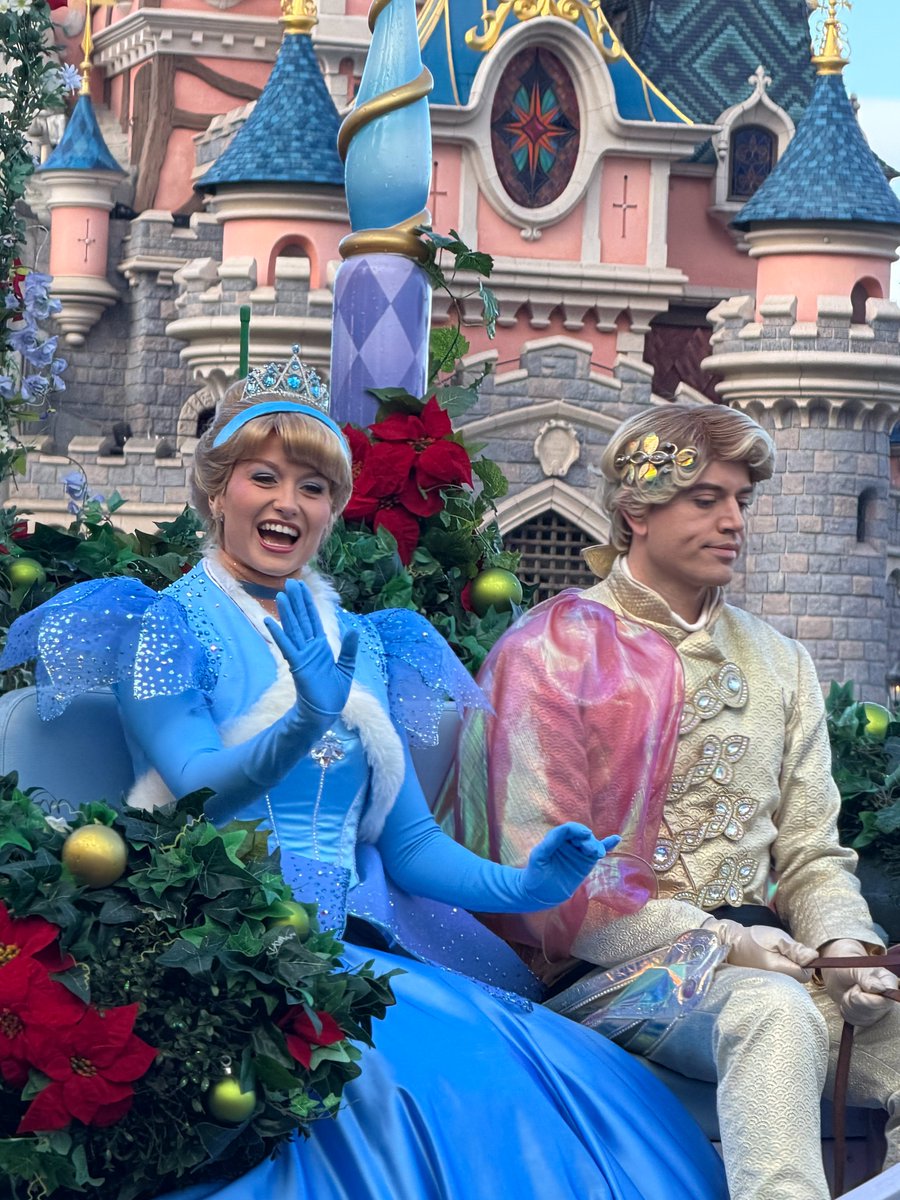 KMGateshead's tweet image. Disneyland Paris update
Following their attendance at a business seminar earlier today, our students bumped into some of the Disney princesses, and are now enjoying the park's rides. 😀