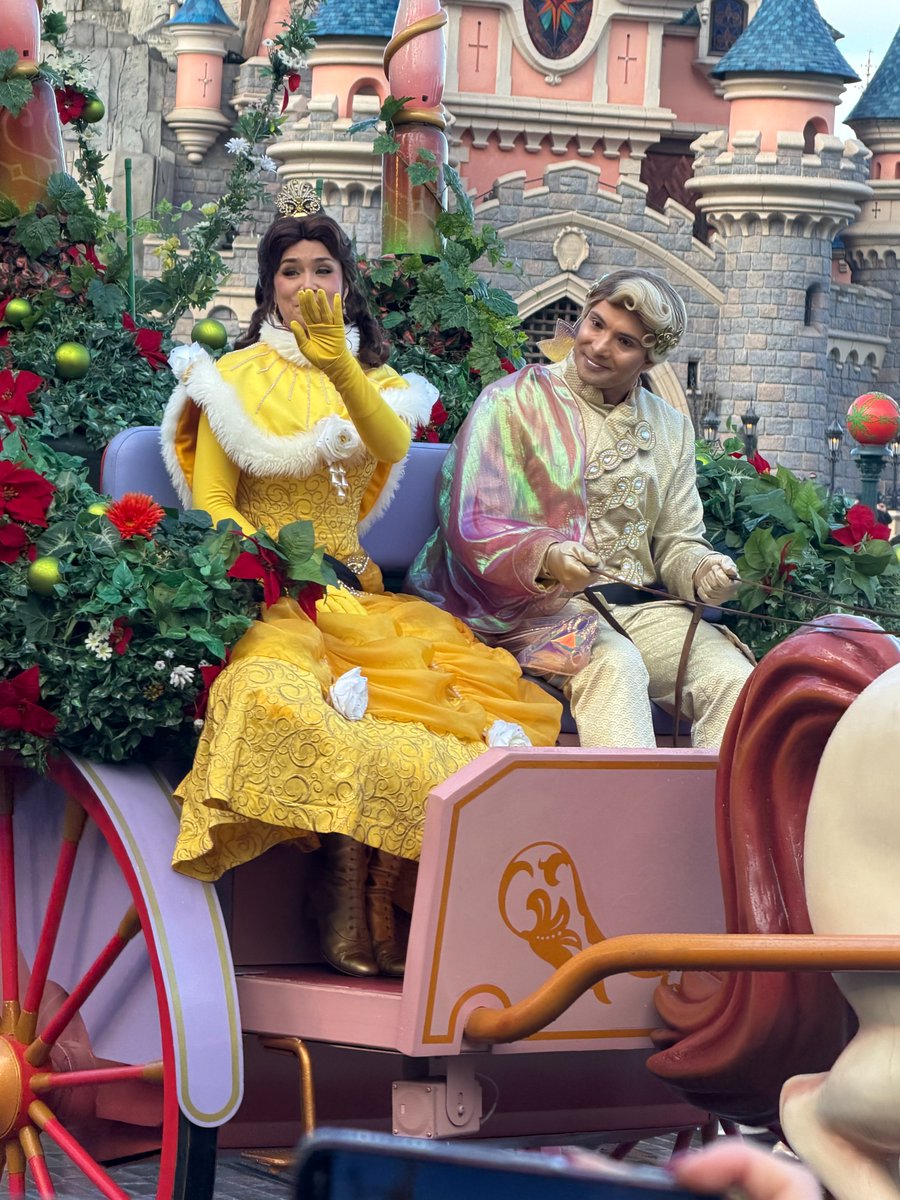 KMGateshead's tweet image. Disneyland Paris update
Following their attendance at a business seminar earlier today, our students bumped into some of the Disney princesses, and are now enjoying the park's rides. 😀