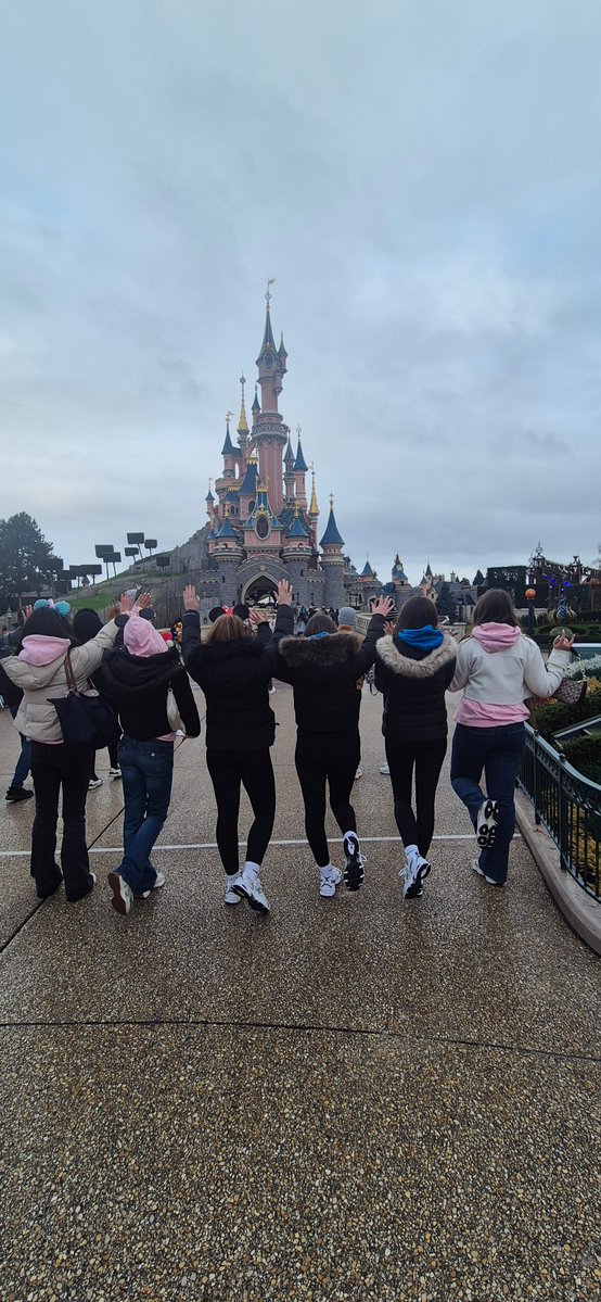 Disneyland Paris update
Following their attendance at a business seminar earlier today, our students bumped into some of the Disney princesses, and are now enjoying the park's rides. 😀