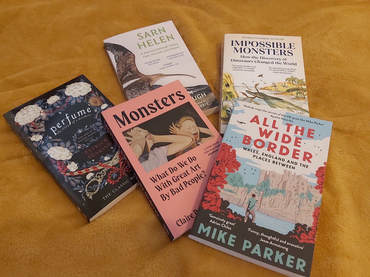 When you give an author some gift vouchers as an early Christmas present to "buy new clothes" and he comes home with these.. 😬 question now is, where should I begin..? #bookrecommendation #whichbooktoread #toreadlist